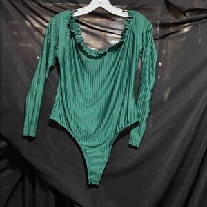 EUC PrettyLittleThing green ruffle neck off the shoulder long sleeve bodysuit 12